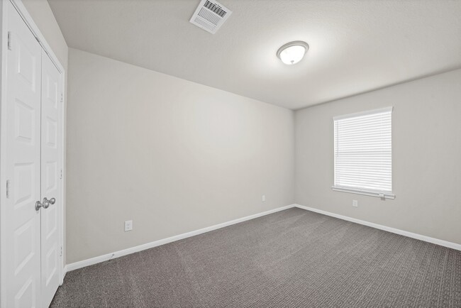 Building Photo - 5606 Hyde Park Dr