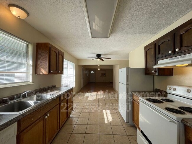 Building Photo - 1208 N Willow Ave