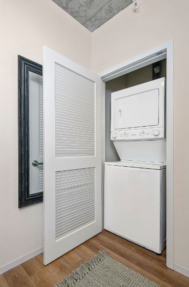 Building Photo - 65 E 14th St