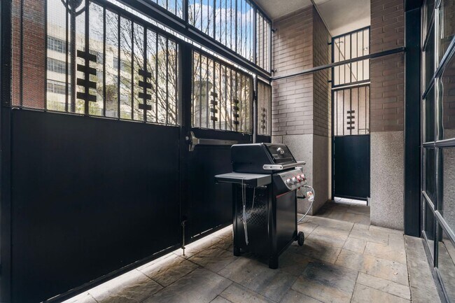 Building Photo - Elizabeth Lofts - 7th floor north facing p...