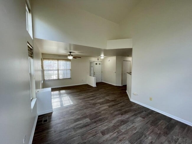 Building Photo - 2 bedroom in CAROL STREAM IL 60188