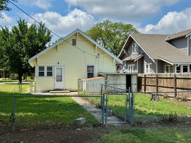 Building Photo - 903 W 1st St
