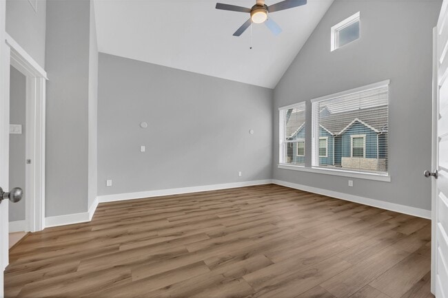 Building Photo - 10919 Brambling Wood Dr