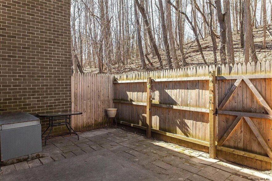 Building Photo - 82 Crestwood Ter