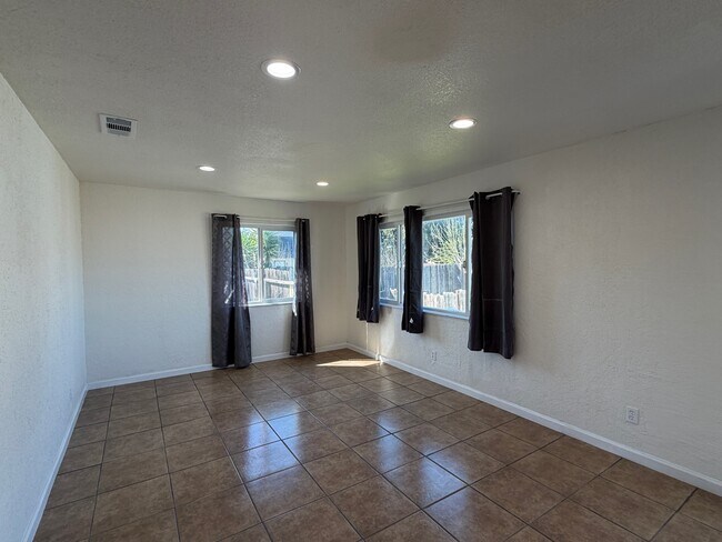 Building Photo - 1534 Nadine Ave