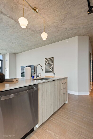 Building Photo - 1044 W Van Buren St