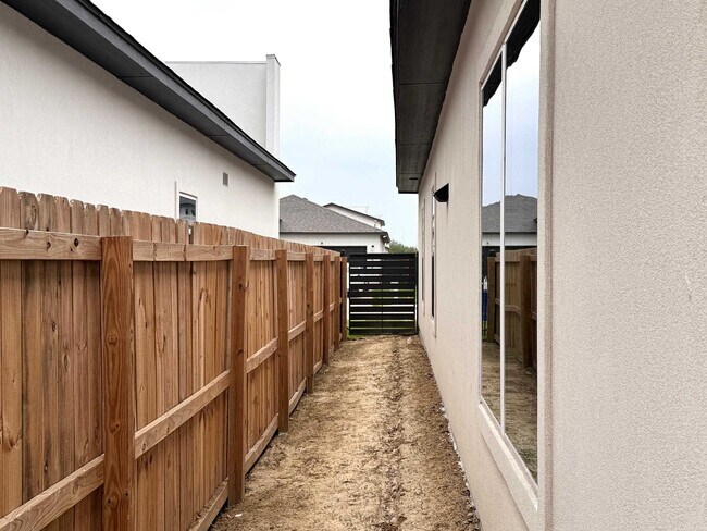 Building Photo - 1007 amezquita