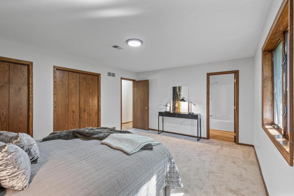 Building Photo - 833 Tyrol Ln
