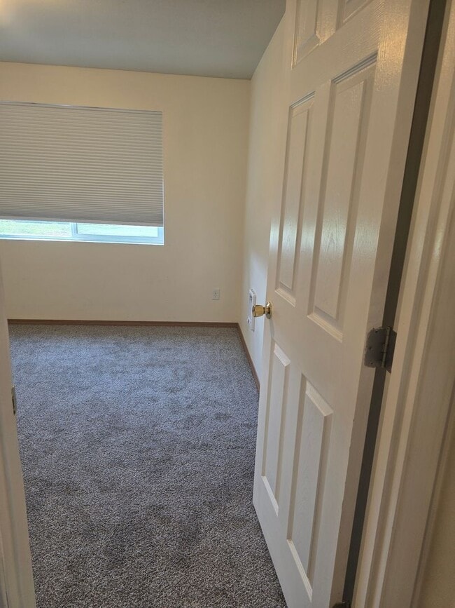 Building Photo - 2 bed 1 bath duplex in the country with park like setting close to town