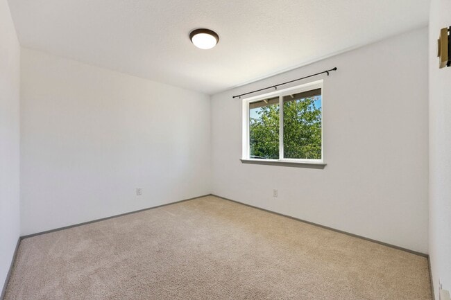 Building Photo - Move in ready - 3 bedrooms, 2 bath rambler...