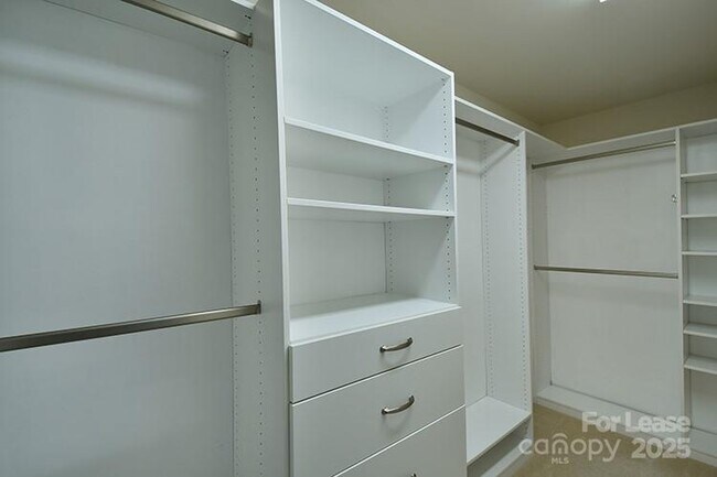 Building Photo - 8204 Viewpoint Lane