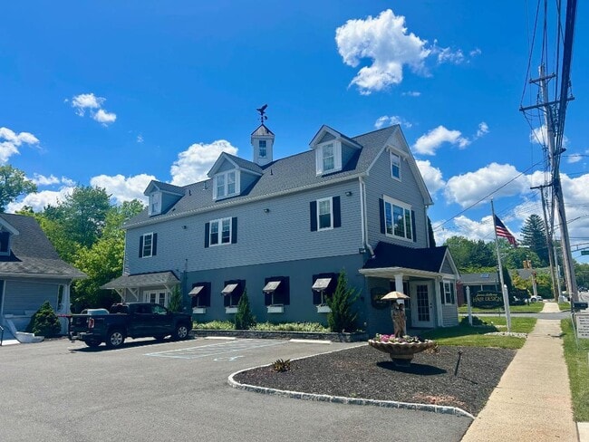 Building Photo - 633 Valley Rd