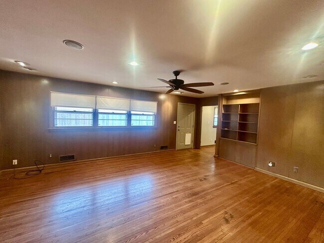 Building Photo - Great ranch style home located on a large ...