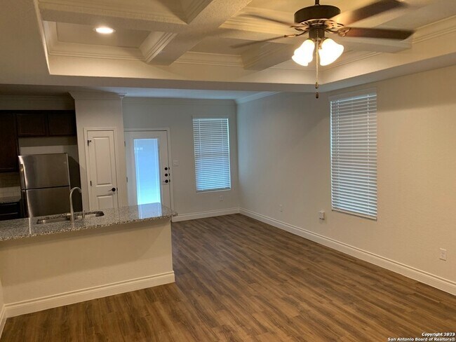 Building Photo - 333 Untermaier St