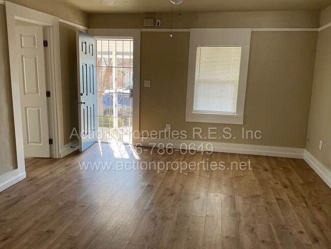 Building Photo - Move In Special! Central Roseville Bungalow 2 bedroom 1 Bathroom, Street Parking, Shed, No Yard