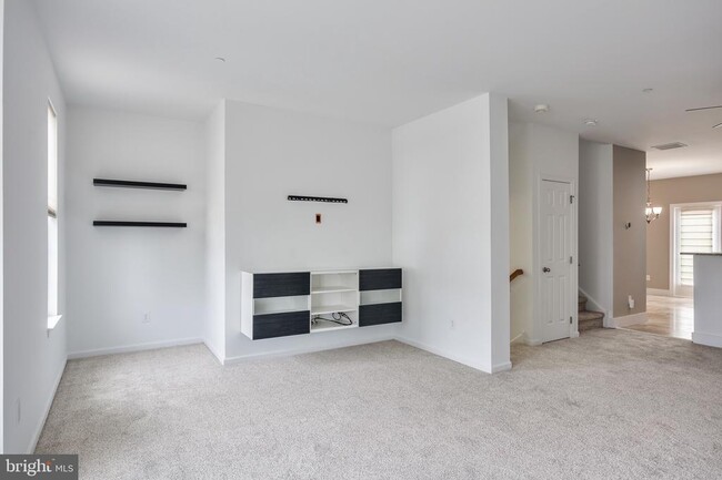 Building Photo - 490 N Palace Dr