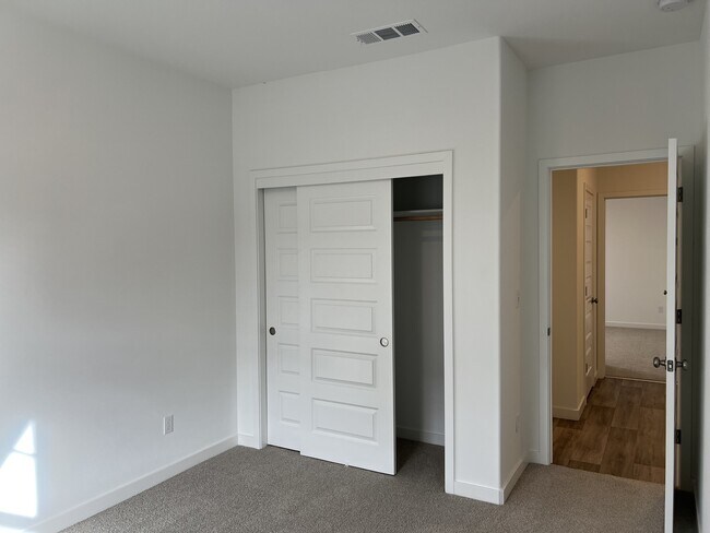 Building Photo - 9634 Maple Ter Ln