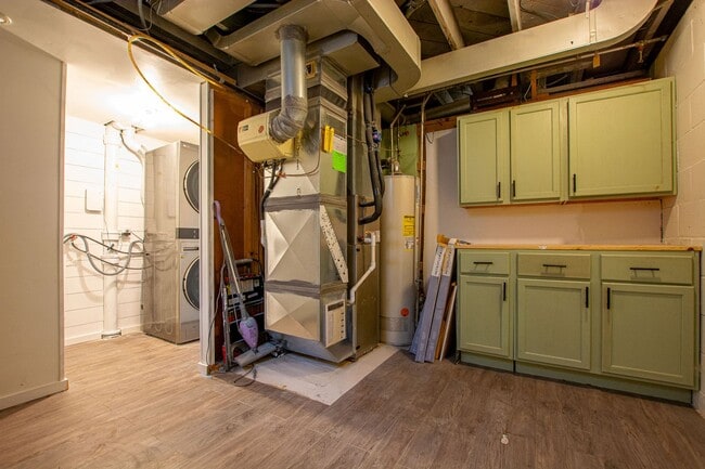 Building Photo - Adorable 2 Bedroom / 2 Bath Home in Aksarben with Washer/Dryer and Fenced Backyard!