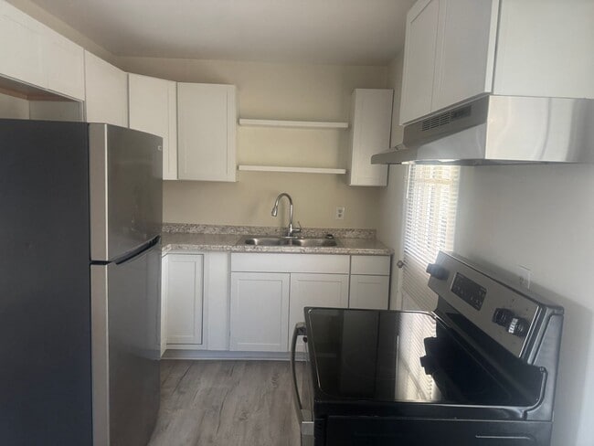 Building Photo - Charming 2br 1ba Home! Available Now!