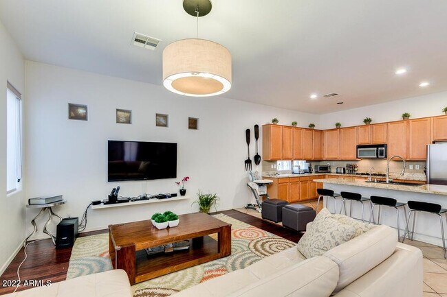 Building Photo - 2037 W Periwinkle Way