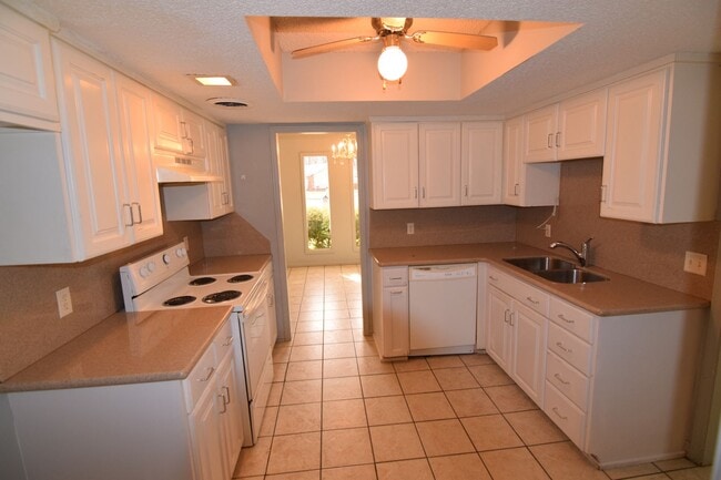 Building Photo - $1,800.00 Move-in-Special