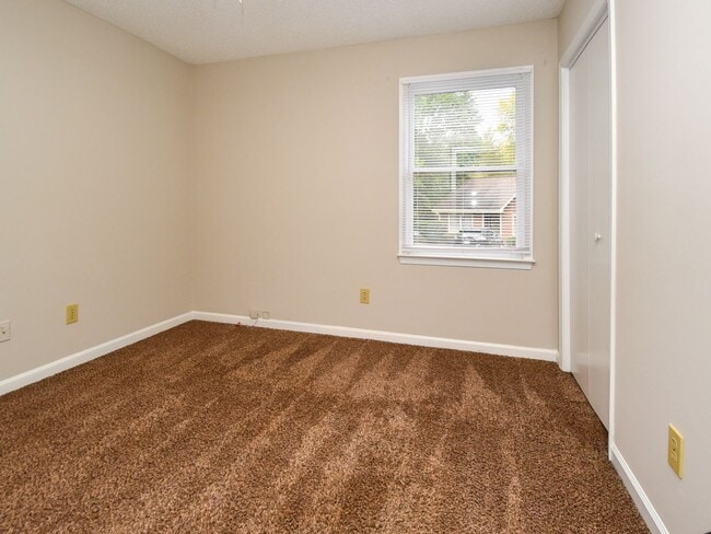 Building Photo - 3 bedrooms, 2 bath one level town-home with vaulted living room opens to the deck. Conveniently l...