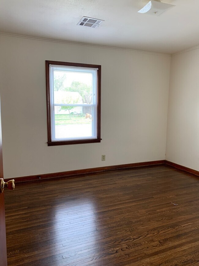 Building Photo - Adorable 3 Bd 1 ba w/ garage