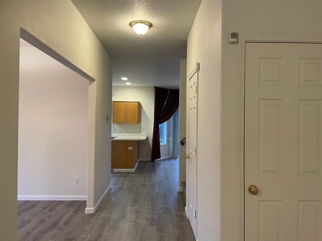 Building Photo - FANTASTIC 4 Bed 2.5 Bath Home in Salmon Cr...