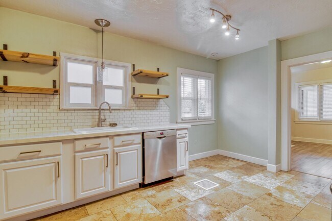 Building Photo - Charming 3-Bed, 1.5-Bath Home with Garage & Modern Comforts - Available NOW!