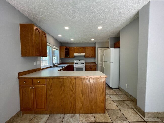 Building Photo - SE Home 3Bd/2.5Ba Home Close to the Willamette River off McLoughlin Blvd. 2 Car Garage and Washer...