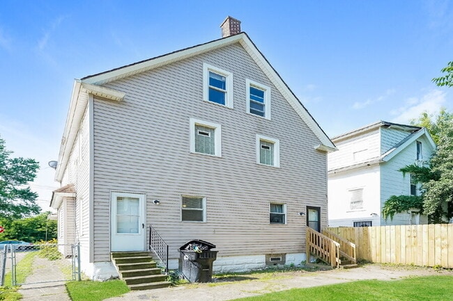 Building Photo - 7012 Wakefield Ave