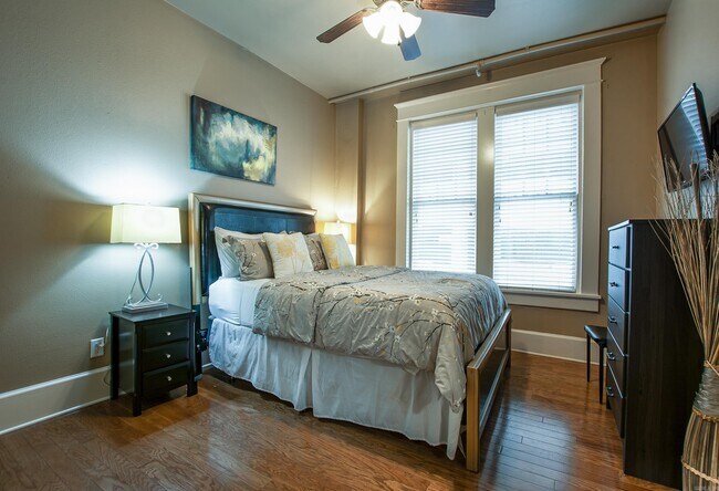 Building Photo - 612 Center St