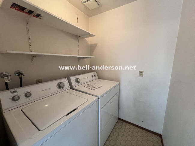 Building Photo - 2 Bedroom, 2 bath condo