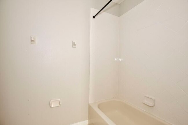 Building Photo - Spacious 4/2.5 Townhome in Gated Community in Avalon Park - Orlando