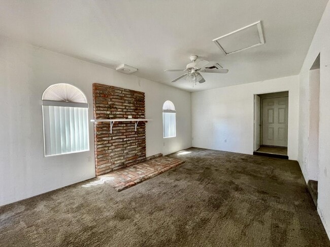 Building Photo - Large yard, 2 bed 1 bath home