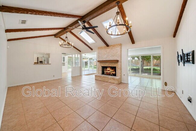Building Photo - 425 Crestwood Dr