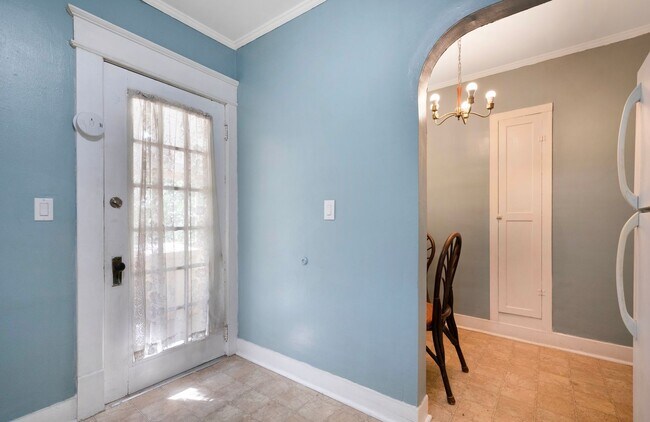 Building Photo - Charming Historic 2BR Apartment with Garag...