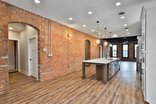 Building Photo - 370 S Washington Ave