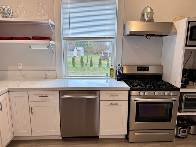 Building Photo - Charming Home in Pembroke with Yard & Storage