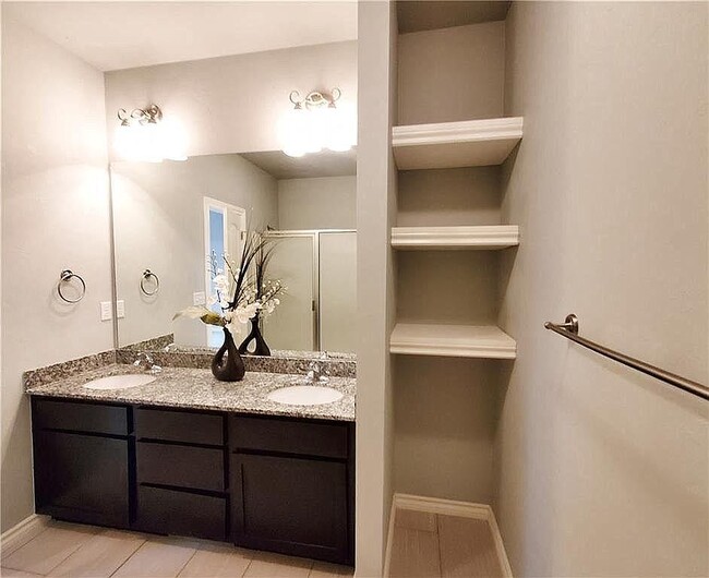 Building Photo - 477 S Fretz Ave