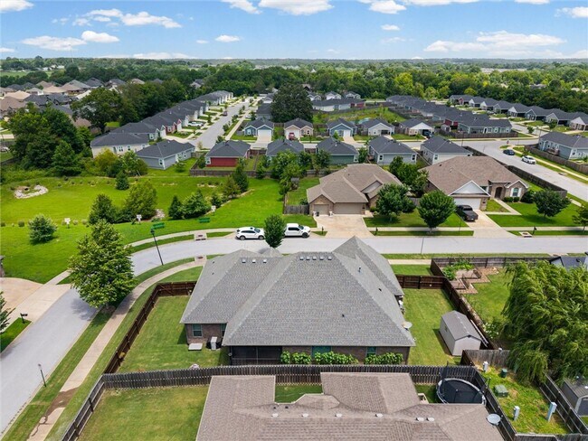 Building Photo - 5819 W Cane Hill Dr