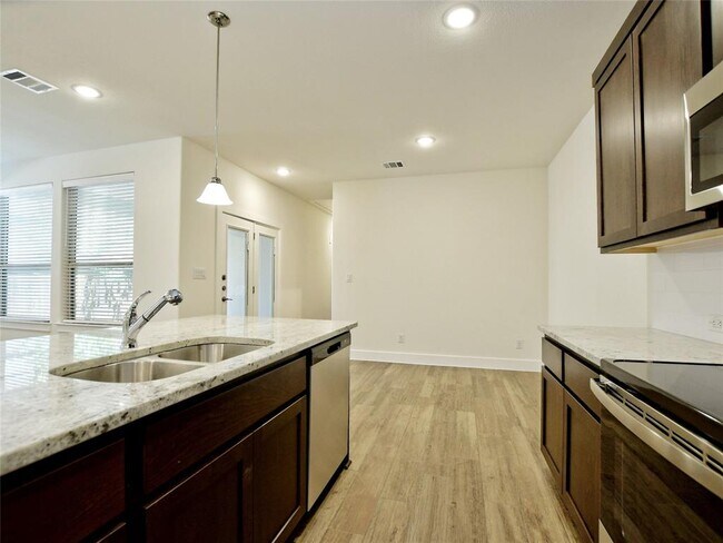 Building Photo - 402 Parkline Dr
