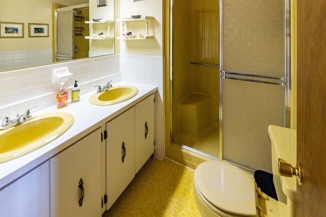 Building Photo - 18 Bunker Ln