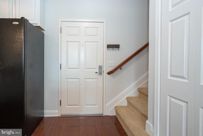 Building Photo - 300 W Elm St