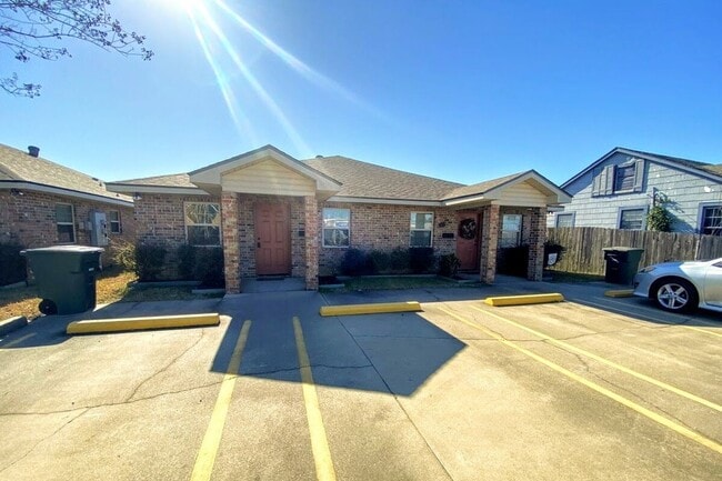 Building Photo - Spacious 2BR/2BA Duplex Near McNeese