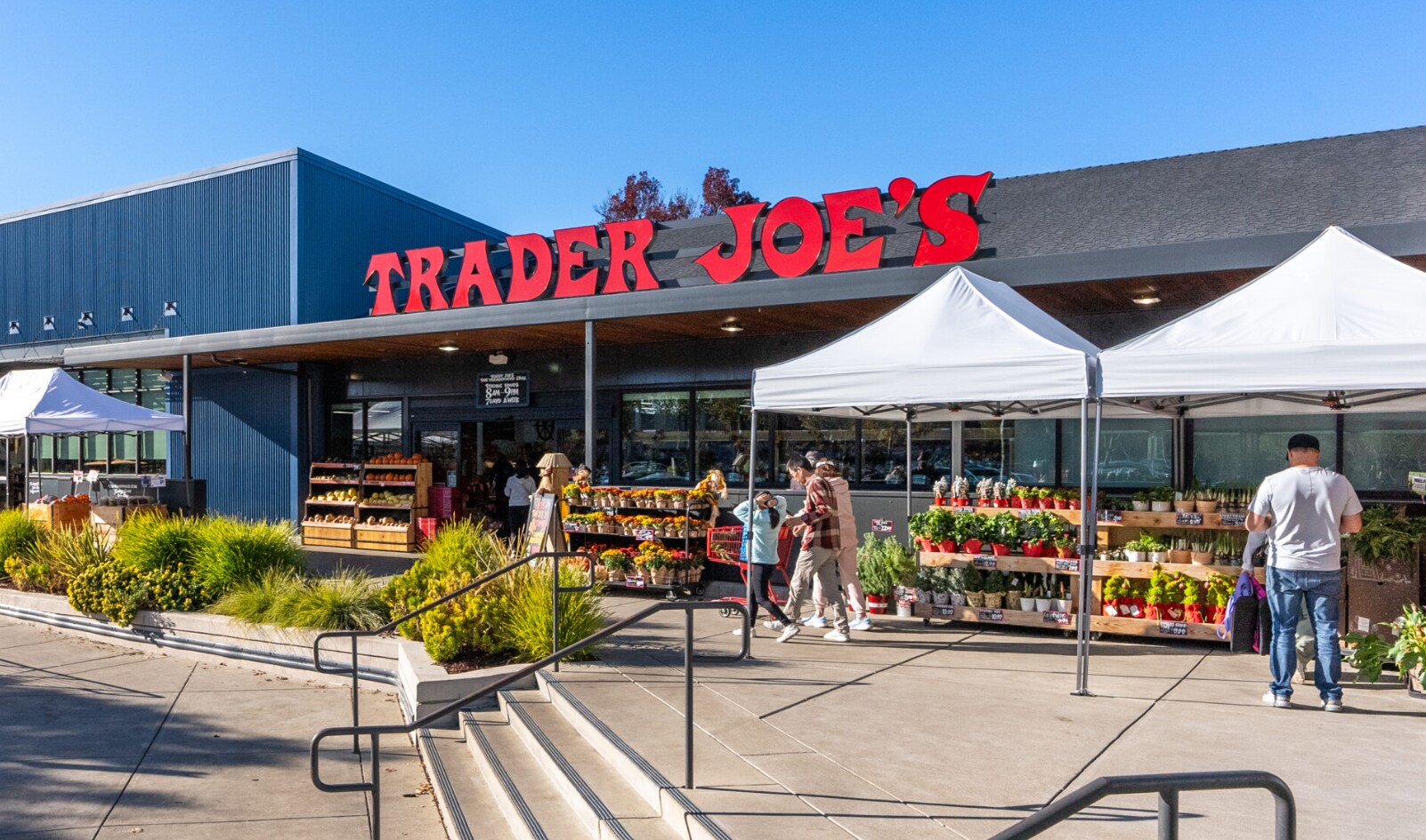 2 min. walk to Trader Joe's (Marketplace) - 140 Reflections Dr