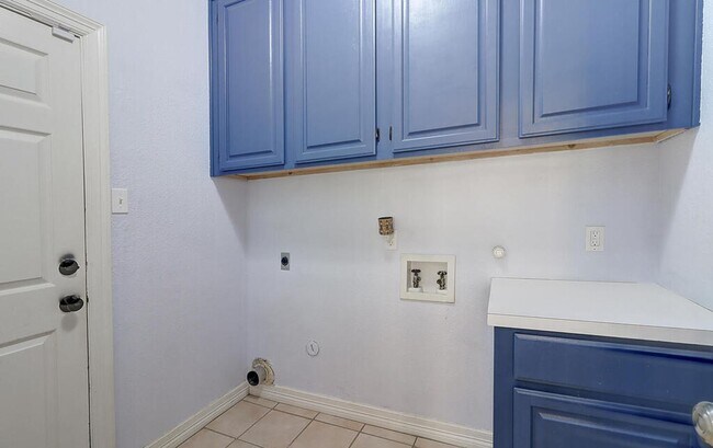 Building Photo - 7810 Duchess St