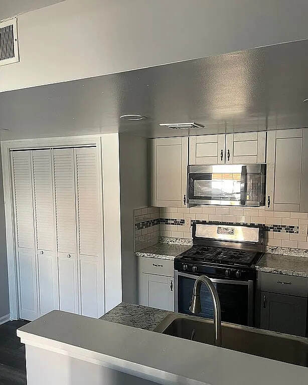 Building Photo - 23 Delavan Ct