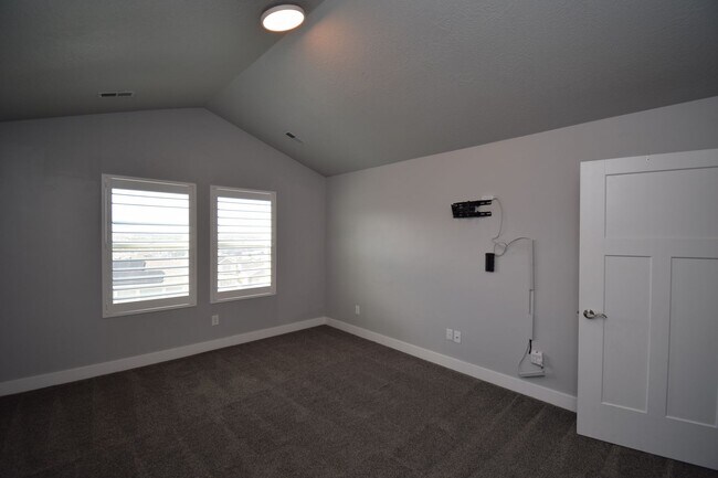 Building Photo - Spacious and Bright 5 Bed 3.5 Bath in Riverton!!