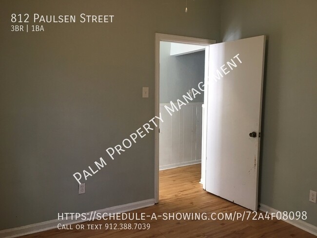 Building Photo - 3 Bed/1 Bath Apartment For Rent